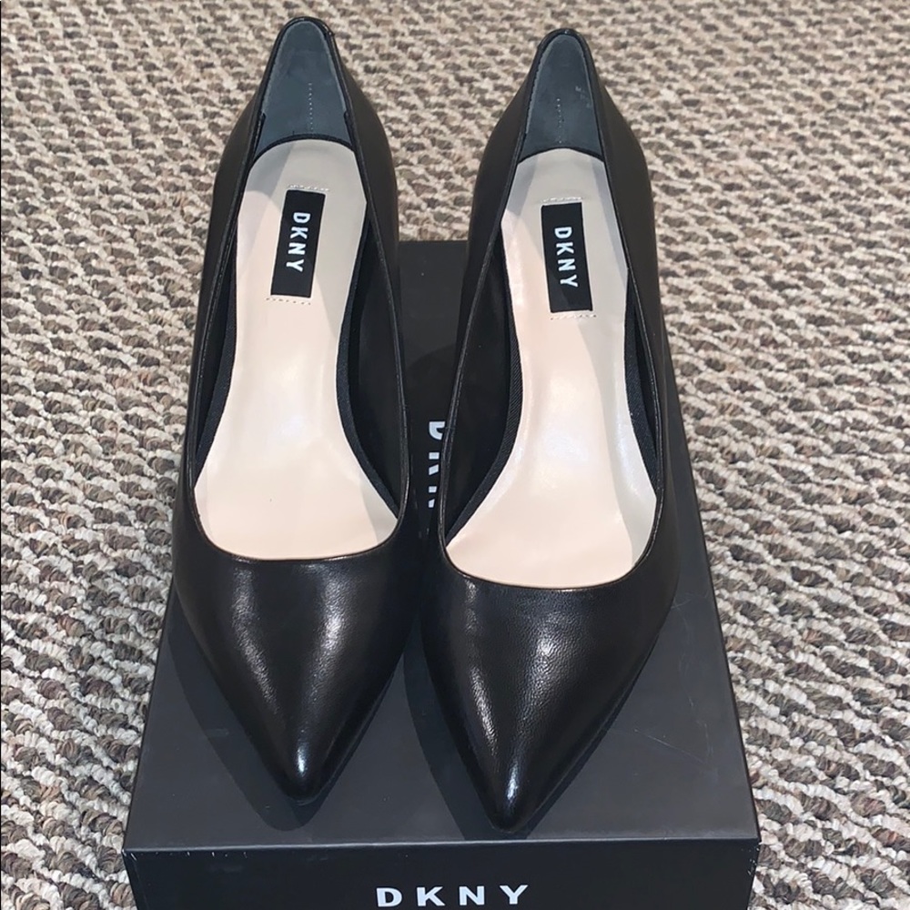 DKNY ELIE PUMP
